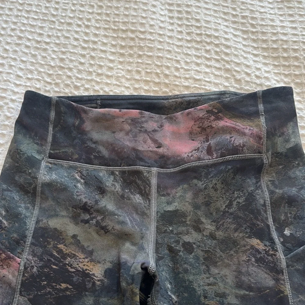 lululemon athletica Black & Subtle Pink Pattern Cropped Leggings